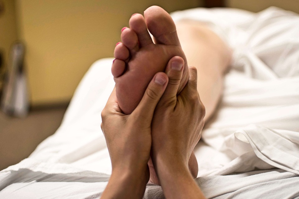 Reflexología: Cómo hacer un buen masaje en los pies femeninos